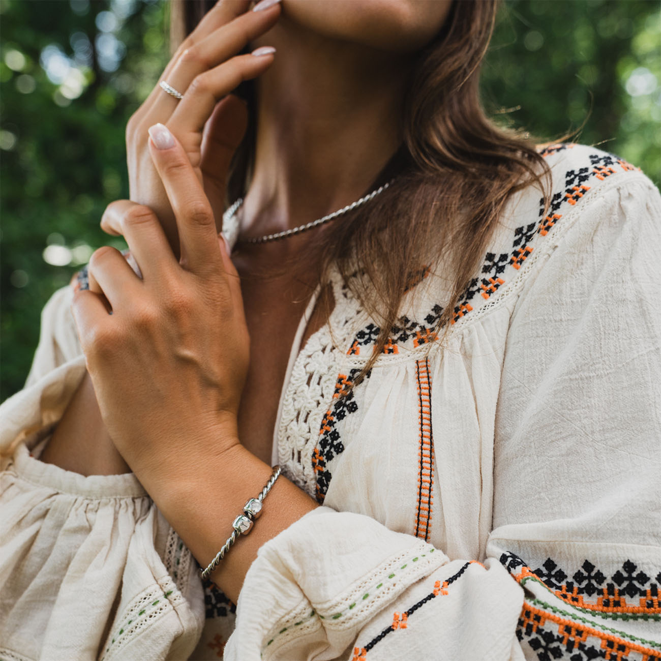 Charms z runą Eihwaz (ᛇ) – amulet równowagi i przejścia, brąz pokryty platyną