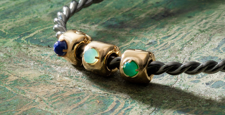 Charmsy z kamieniami naturalnymi