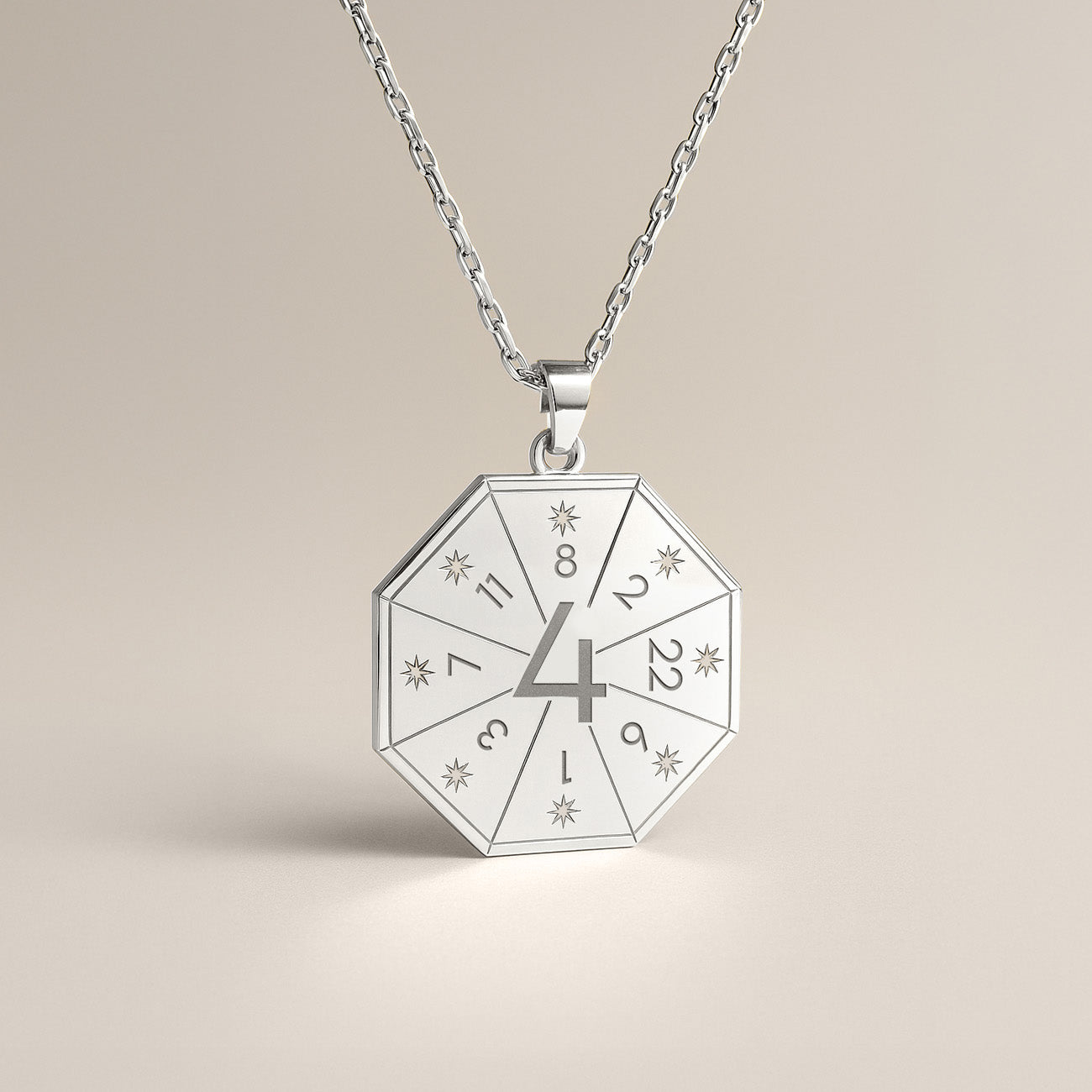 Naszyjnik z wisiorkiem Budowniczego (4) w kolorze srebrnym – Pieczęć Fundamentu