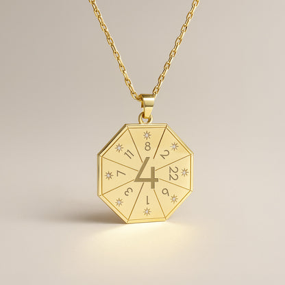 Naszyjnik z wisiorkiem Budowniczego (4) w kolorze złotym – Pieczęć Fundamentu