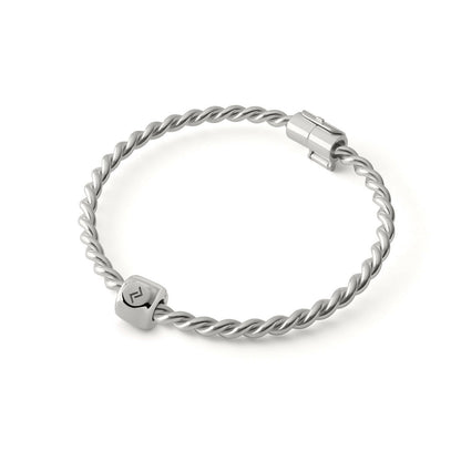 Charms z runą Nauthiz (ᚾ) – amulet cierpliwości i determinacji, brąz pokryty platyną