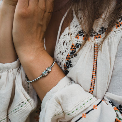 Charms z runą Eihwaz (ᛇ) – amulet równowagi i przejścia, brąz pokryty platyną