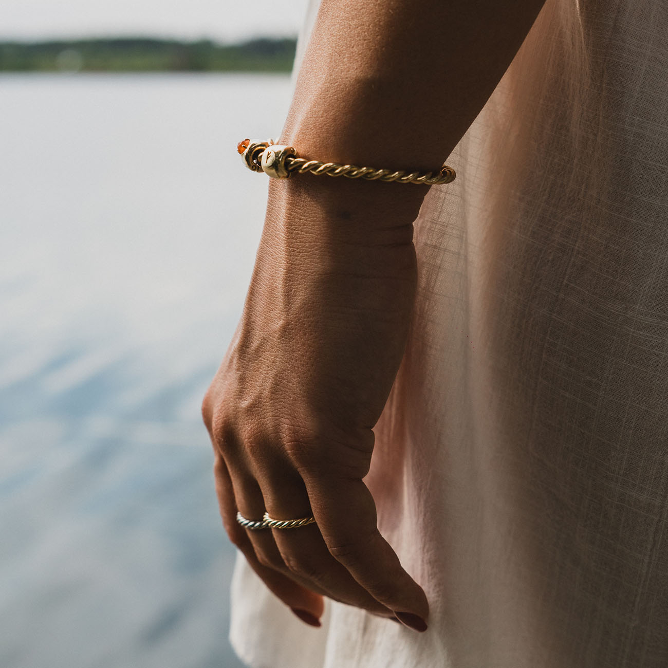 Charms z runą Fehu (ᚠ) Pozłacany – amulet obfitości i sukcesu - srebro pr. 925