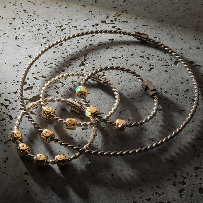 Miedziany naszyjnik tensorowy w kolorze srebrnym - Królewski.